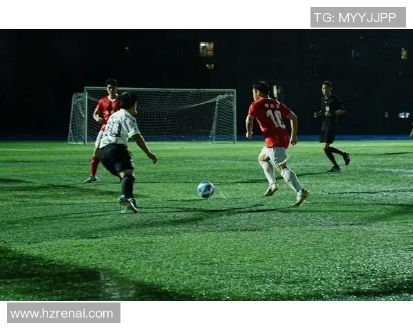 手握胜利之球的足球巨星在绿茵场上展现无限风采 手握胜利之球的足球巨星在绿茵场上展现无限风采